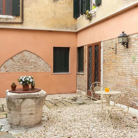 아파트 Big With Private Courtyard *